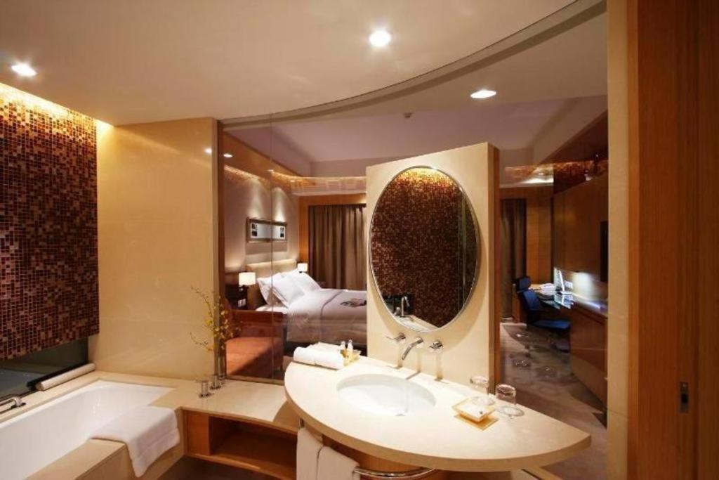 New World Wuhan Hotel Экстерьер фото