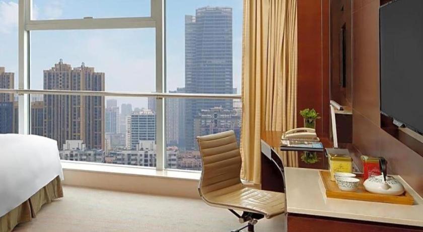 New World Wuhan Hotel Экстерьер фото