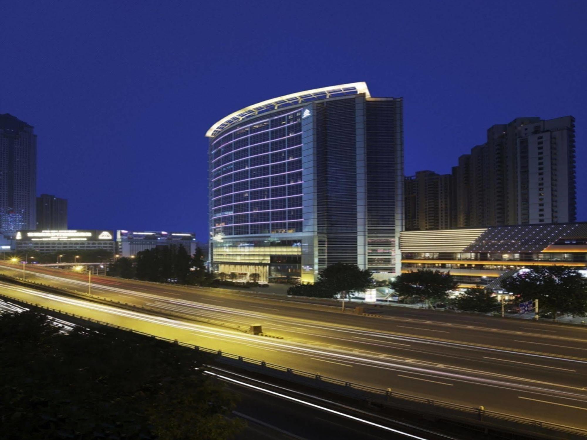 New World Wuhan Hotel Экстерьер фото